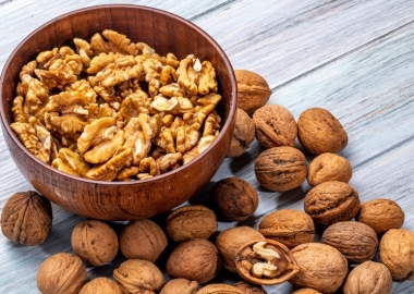 Hạt hạnh nhân và óc chó: Loại hạt nào tốt cho sức khỏe hơn?